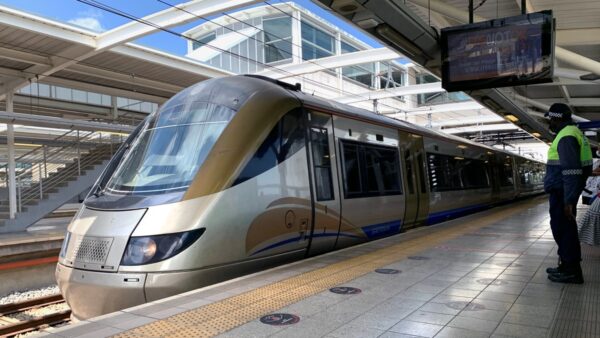 Gautrain parked with security guard nearby. By: Rich T Photo / Shutterstock.com