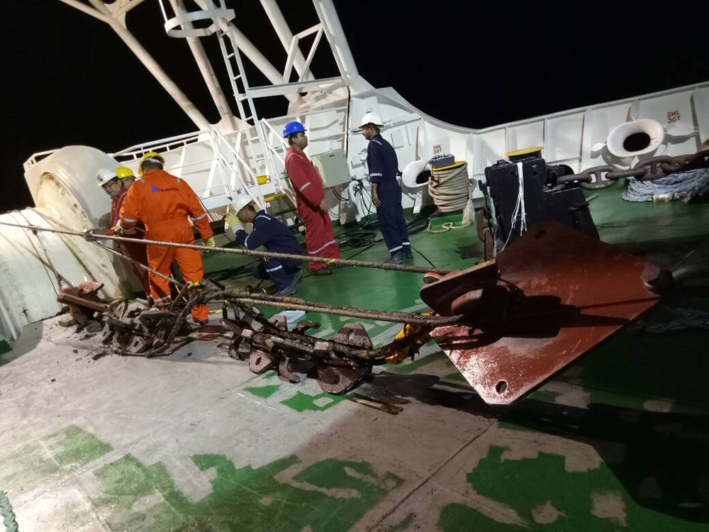 The-repair-vessel-brings-the-damaged-cable-on-board_SEACOM